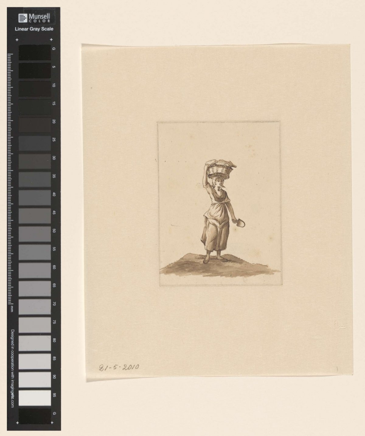 Walking woman with basket and shovel, Joannes Pieter Visser Bender, 1795 - 1813