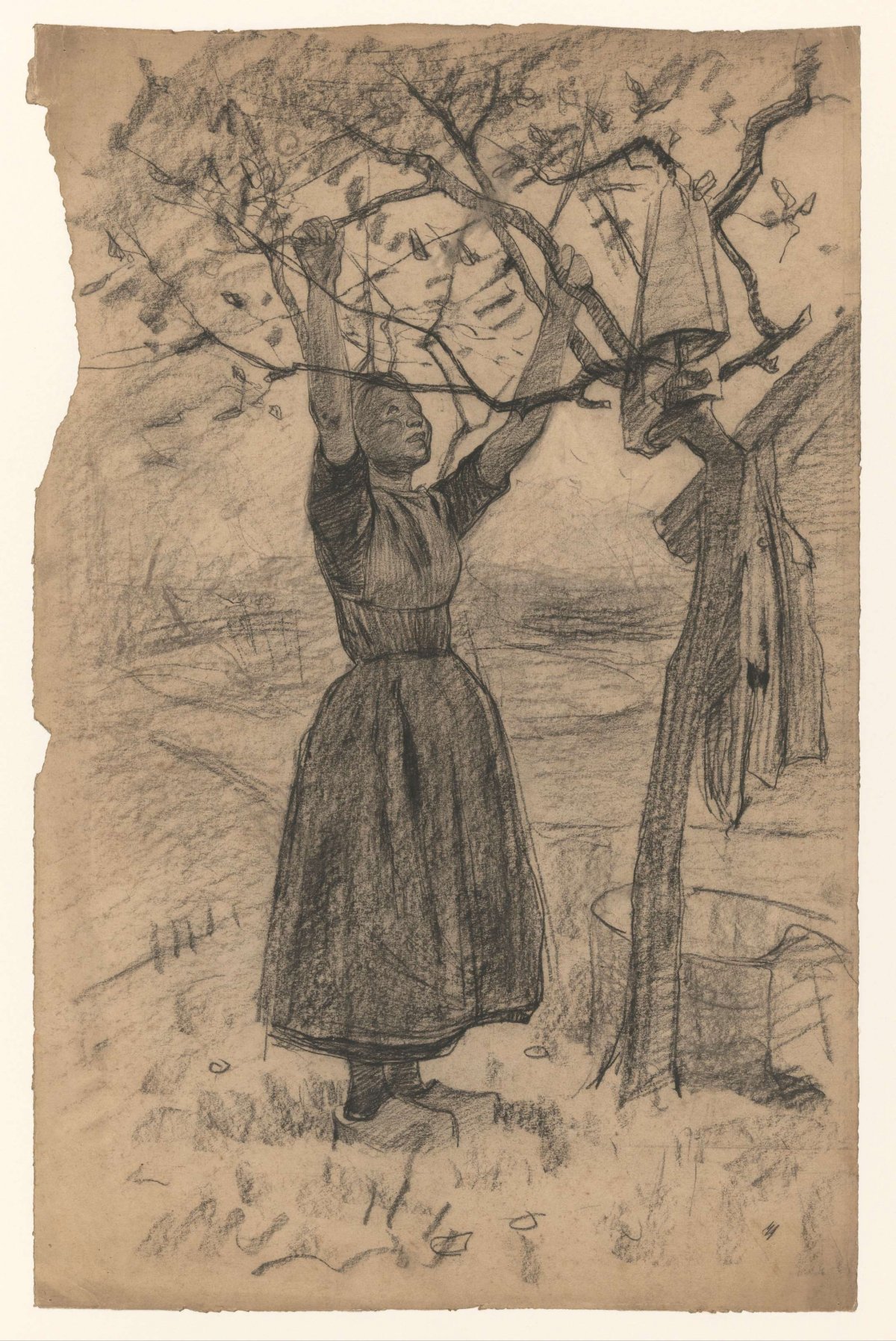 Woman hangs laundry in a tree, to the right, Willem Witsen, 1870 - 1923